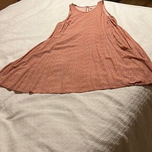 Sleeveless dress with designs